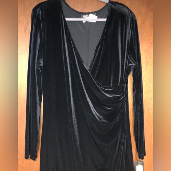 LUXURIOUS VELVET FULL LENGTH PLUS SIZE GOWN - Picture 5 of 16